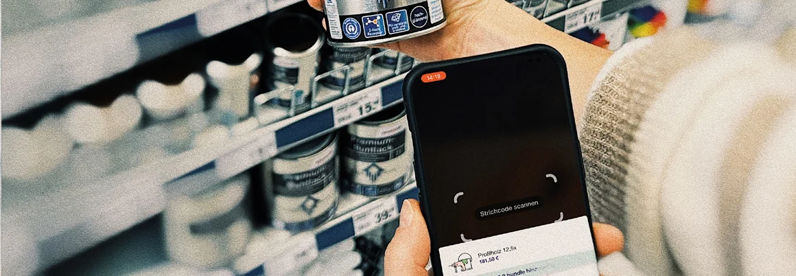 Person scannt einen Farbtopf mit einem Smartphone